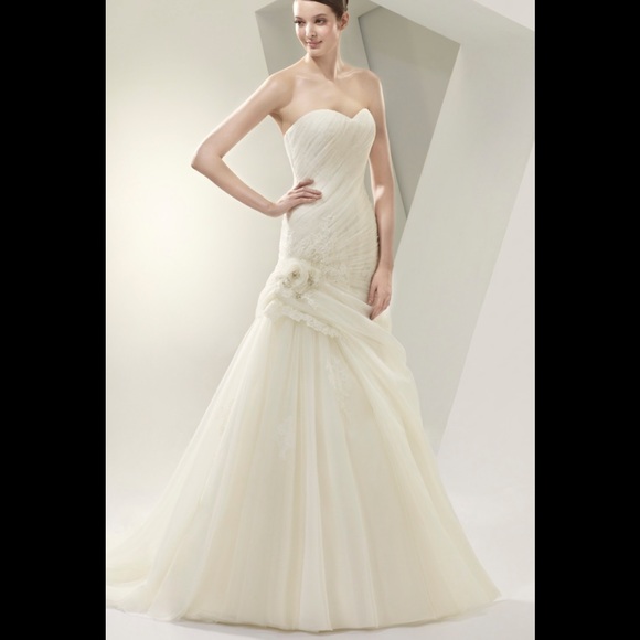 Ivory Enzoani Wedding Gown - Picture 2 of 12